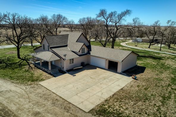 19640 Pawnee Rd, Bennington, NE 68007